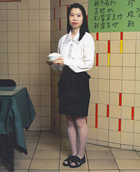 Hang Ying Fong, serveerster in restaurant Golden Chopsticks