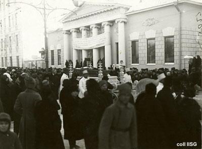 The funeral procession halted before the Tolstoy Museum
