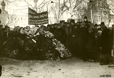 The Russian Confederation of Anarcho-Syndicalists at the graveyard of the Novodevičy monastery