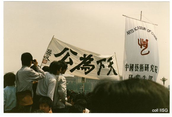 Demonstranten met een banier waarop een beroemde uitspraak van Sun Yatsen: 'De Wereld is van de mensen'