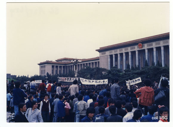 Demonstranten bij de Grote Hal van het Volk 