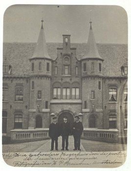 Wiebren, Keimpe en Marten Hogerhuis voor de gevangenis bij de vrijlating van Wiebren, 28 september 1905